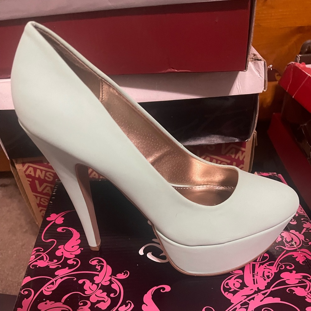 Brand new light blue pump